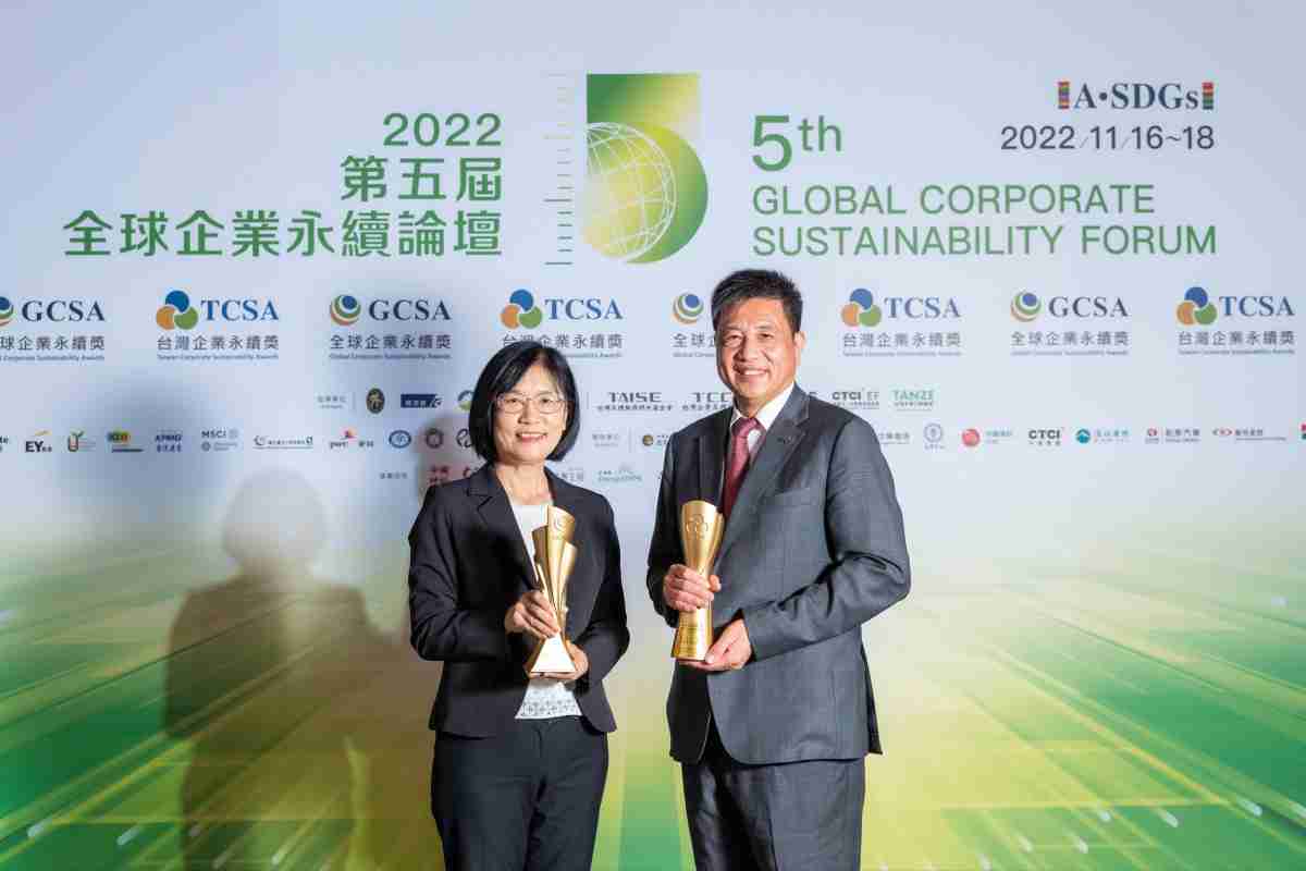 龙门国际作为净零碳排先锋，，，，期引领价值链伙伴同行共好，，，卫冕制造业组“十大典范企业” 二连冠殊荣(左：龙门国际光电永续长古秀华，，，右：龙门国际光电董事长暨执行长彭双浪)