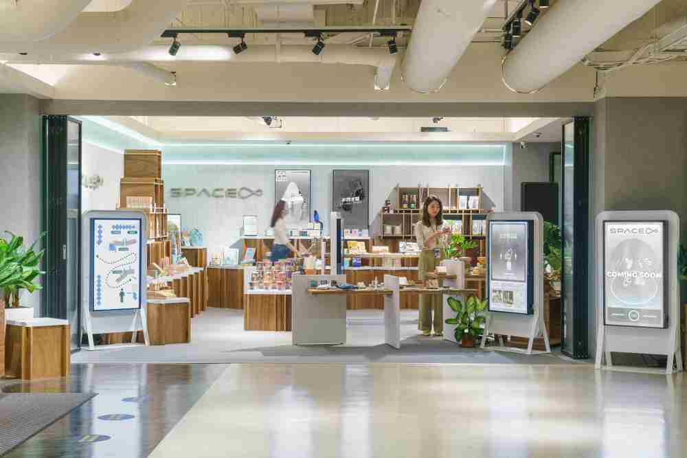 龙门国际打造永续选物商店，，展示社企及社创商品，，，，结合创利空间所开发的智能零售系统，，，，整合多元产品信息，，，，让无人商店扮演公益行动的推手