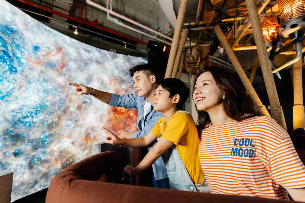 龙门国际打造全台最大宽6公尺、、、高4公尺、、、、唯一搭载LED弧形拼接显示屏的动感飞行船，，，让乘客驻足在热气球上，，，享受身历其境的伪出国旅游乐趣