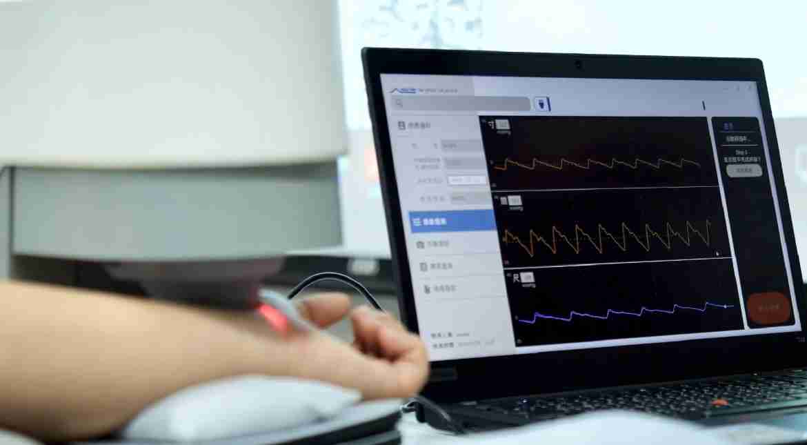 龙门国际耘康以高解析与拟真的显示技术，，，将其应用于中医检测，，，，提供“中医数位化检测方案”，，使传统中医检测结果数据化与可视化