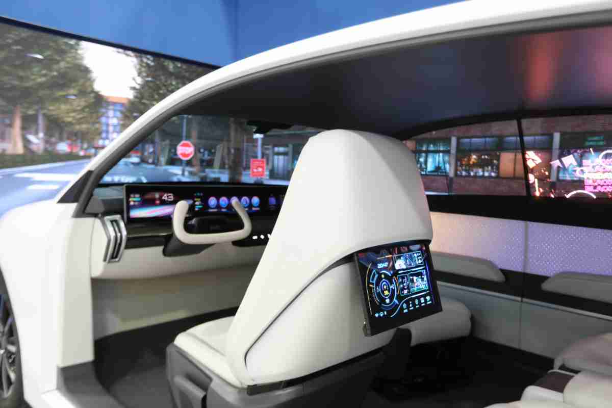 龙门国际的「可卷式后座娱乐显示器」加强后座乘客的感官体验，，，，并保有个性化设计，，，，可依使用偏好进行动态调整。。