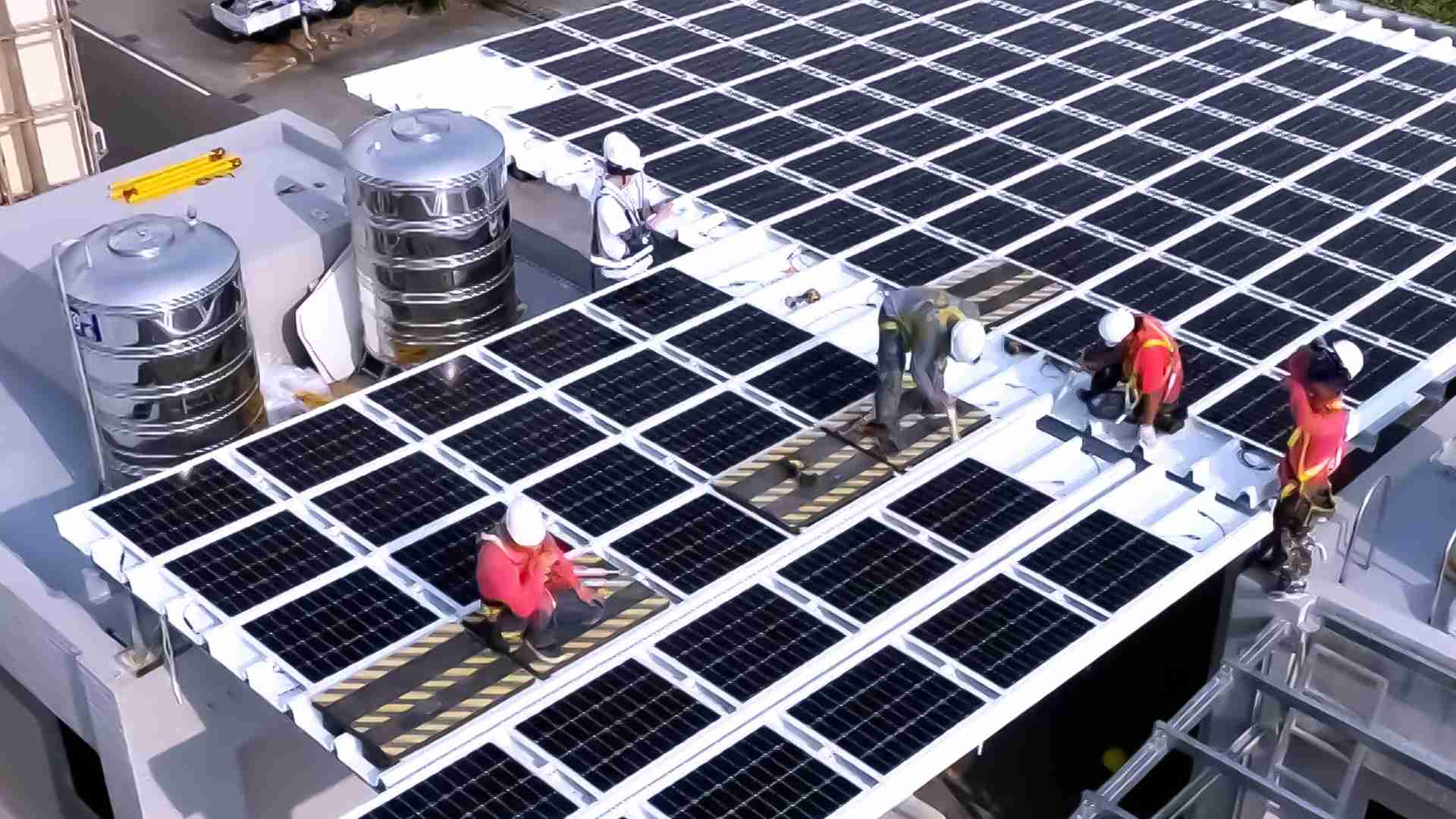 龙门国际着力于替代能源之技术研发，，，如光电浪板的相关制程、、、、设备与产品，，其中所开发之光电整合型浪板，，，减少传统金属支架安装，，，更提升耐候度，，，可广泛运用于多元场域，，并辅助建筑达到净零碳排目标