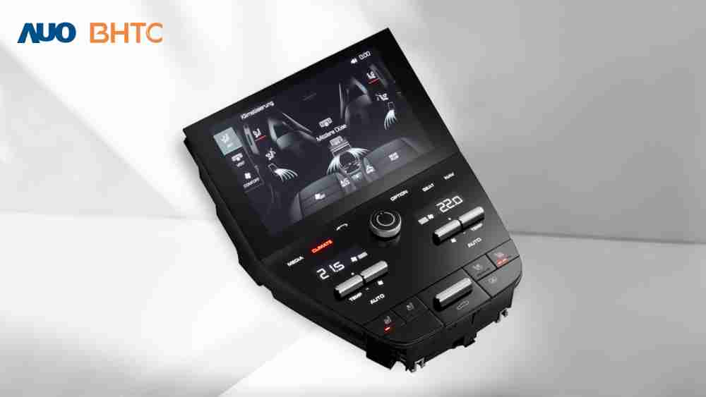 作為友達新生力軍，，，，BHTC所展示的中央與後座鞍部的Display HMI產品，，可處理多區恆溫控制、、顯示畫面，，，呈現仿真3D車室分區；以力傳感技術精準傳遞觸感，，，並結合音量及震動反饋，，防止意外啟動，，，提供使用者自然流暢、、直觀且輕鬆駕馭的舒適介面