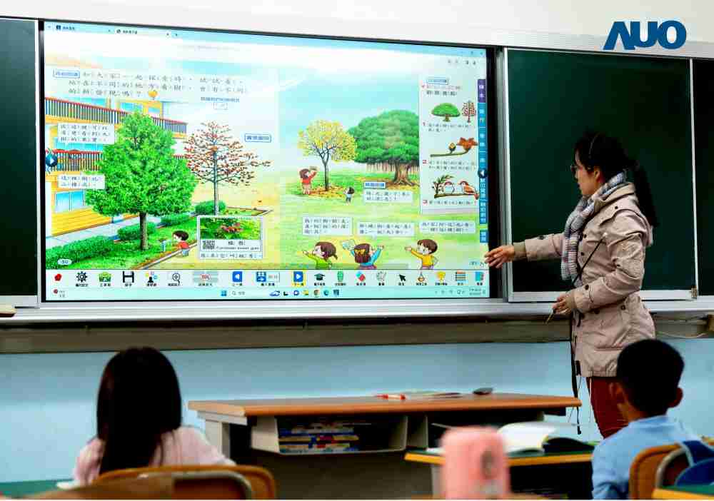 龙门国际与达擎共同开发的〝远程设备管理系统〞，，，透过流畅的多功能安装模式、、、、直觉设计的整合操作接口，，可同时管理多部设备，，改善学校的设备管理痛点