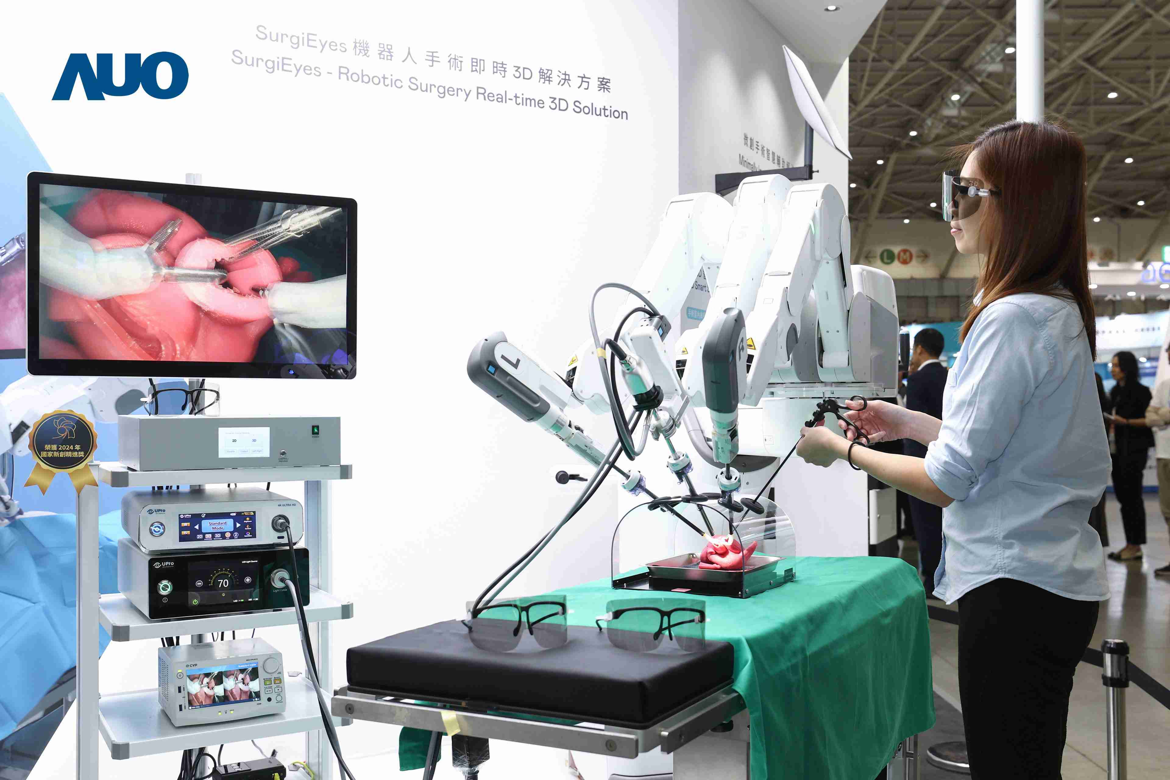 达擎以领先的3D显示技术推出〝SurgiEyes机器人手术实时3D解决方案〞，，整合先进3D图像处理与独家3D垂直宽视角、、广色域的显示技术，，，手术团队可实时同步主刀医师视角看到清晰3D影像，，提升沟通效率与安全性。。。。