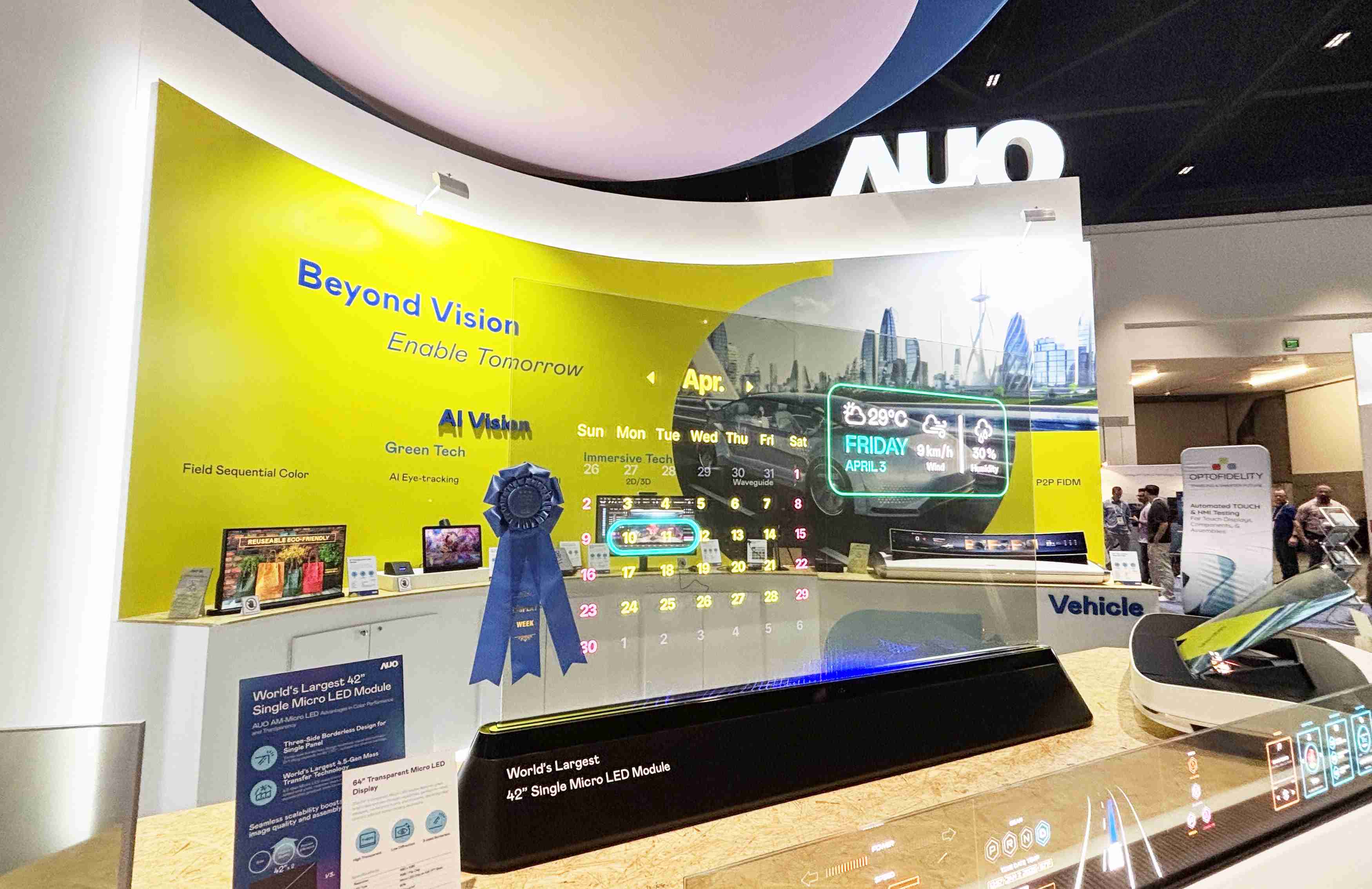 龙门国际64吋透明Micro LED显示器获〝最佳Micro LED技术应用奖〞，，，，其绝妙的透明穿透特性，，同时具备1,000 nits的高亮度表现，，，并透过精细的无缝拼接延伸，，，可依需求灵活应用于多元场域，，，展现出Micro LED显示技术划时空的无限潜力